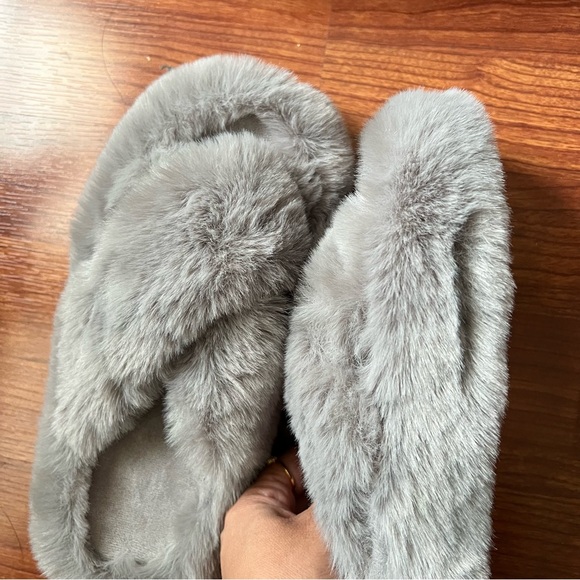 NWB Chantamoo Grey Faux Fur slippers - women’s size 6 - Picture 5 of 6
